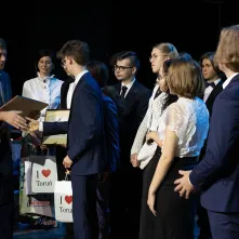 Wiceprezydent Torunia Adam Szponka wręcza wyróżnienia toruńskim laureatom