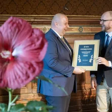 Dariusz Szczekocki z firmy Torseed z prezydentem Torunia