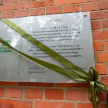 Tablica pamiątkowa z okazji 20-lecia Szkoły Leśnej na Barbarce