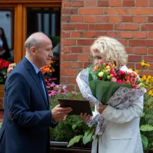 Kwiaty dla dyrektor Moniki Krauze