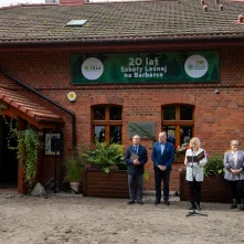 Wspólne pamiątkowe zdjęcie pod budynkiem Szkoły Leśnej na Barbarce