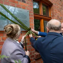 Odsłoniecie tablicy pamiątkowej na Szkole Leśnej