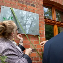 Odsłoniecie tablicy pamiątkowej na Szkole Leśnej