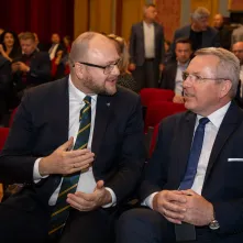 Prezydent Torunia Paweł Gulewski i wicewojewoda Piotr Hemmerling podczas sesji panelowej