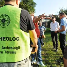 Przekazanie terenu archeologom z UMK