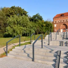Widok na schody przy Bramie Klasztornej