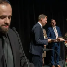 Przemysław Kempiński, w tle wreczenie nagród podczas muzycznej gali