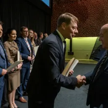 Nagrodę z rąk wiceprezydenta Torunia odbiera Roman Grucza