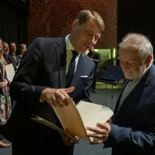 Nagrodę z rąk wiceprezydenta Torunia odbiera Henryk Giza