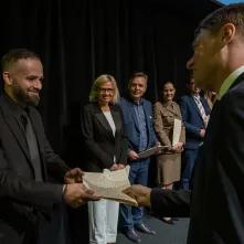 Nagrodę z rąk wiceprezydenta Torunia odbiera Przemysław Kempiński