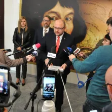 Prezydent Torunia Paweł Gulewski na briefingu