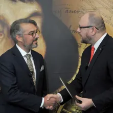 Prezydent Torunia wręcza nominację dyrektorowi SSM Janowi Gesskowi