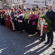 Inauguracja Roku Akademickiego 2024/2025 na UMK - złożenie kwiatów