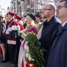 Inauguracja Roku Akademickiego 2024/2025 na UMK - złożenie kwiatów