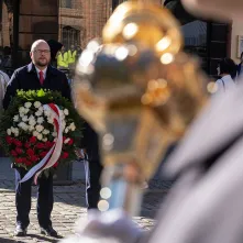 Inauguracja Roku Akademickiego 2024/2025 na UMK - złożenie kwiatów
