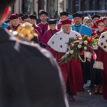Inauguracja Roku Akademickiego 2024/2025 na UMK - złożenie kwiatów