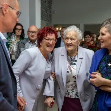 Jubilatka i goście urodzinowej uroczystości
