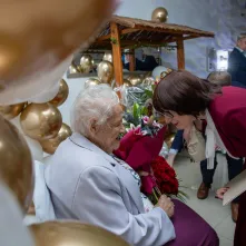 Życzenia składa szefowa USC w Toruniu Iwona Krzywdzińska