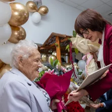 Życzenia składa szefowa USC w Toruniu Iwona Krzywdzińska