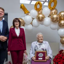 Zdjęcie jubilatki z wiceprezydentem Adamem Szponką i kierowniczką USC