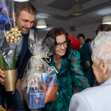 Jubilatka i goście urodzinowej uroczystości