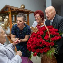 Jubilatka i goście urodzinowej uroczystości