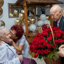 Jubilatka i goście urodzinowej uroczystości
