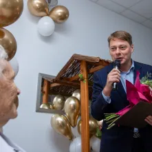 Wiceprezydent Torunia Adam Szponka składa życzenia jubilatce