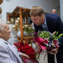 Wiceprezydent Torunia Adam Szponka składa życzenia jubilatce