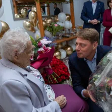 Wiceprezydent Torunia Adam Szponka składa życzenia jubilatce