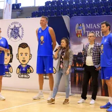 Andżelika Dzięgiel-Poślada, dyrektor Wydziału Sportu UMT wita uczestników