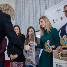 Plakaty z autografami mistrzyń dla honorowych gości
