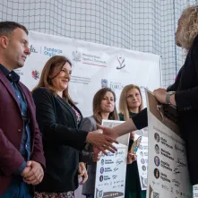 Plakaty z autografami mistrzyń dla honorowych gości