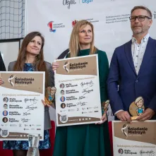 Plakaty z autografami mistrzyń dla honorowych gości