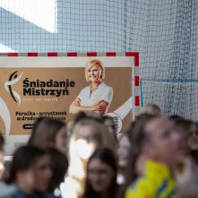 Widownia na tle baneru promującego spotkania z mistrzyniami 