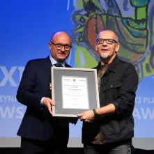 Marek Wojtkowski wręcza Nagrodę Marszałka Województwa