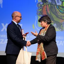 Marek Wojtkowski wręcza Nagrodę Marszałka Województwa