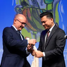 Wręczenie Nagrody Marszałka Województwa przez Marka Wojtkowskiego