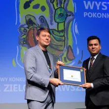 Nagrodę wręcza zastępca prezydenta Torunia Adam Szponka