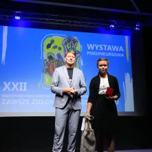 Nagrodę wręcza zastępca prezydenta Torunia Adam Szponka
