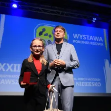 Nagrodę wręcza zastępca prezydenta Torunia Adam Szponka