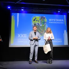 Nagrodę wręcza zastępca prezydenta Torunia Adam Szponka