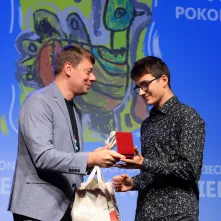 Nagrodę wręcza zastępca prezydenta Torunia Adam Szponka