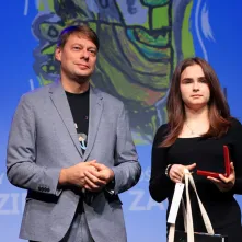 Nagrodę wręcza zastępca prezydenta Torunia Adam Szponka
