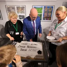 Tort z okazji wernisażu i 60-lecia Galerii i Ośrodka Plastycznej Twórczości Dziecka w Toruniu