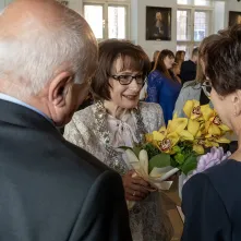 Szefowa USC Iwona Krzywdzińska składa gratulacje jubilatom