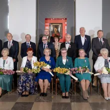Wspólne pamiątkowe zdjęcie jubilatów  z prezydentem Torunia
