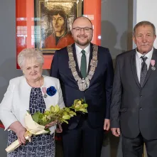 Wspólne pamiątkowe zdjęcie jubilatów  z prezydentem Torunia