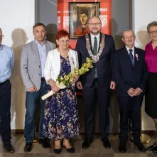 Wspólne pamiątkowe zdjęcie jubilatów  z prezydentem Torunia