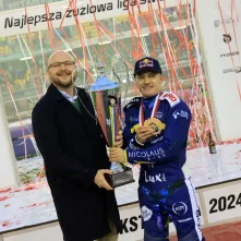 Prezydent Torunia wręcza puchar zwycięskiej drużynie